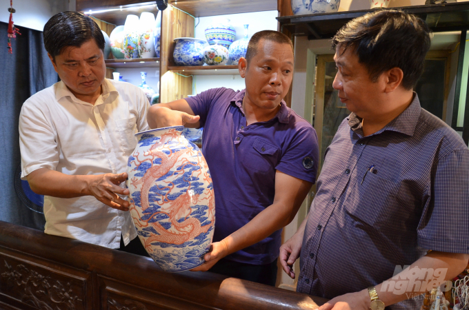 Ông Nguyễn Văn Chí (bên phải) cùng Thứ trưởng Bộ NN-PTNT Trần Thanh Nam (bên trái) thăm một cơ sở gốm ở Bát Tràng. Ảnh: Dương Đình Tường.