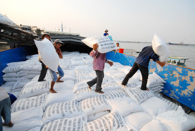 Hiện Công ty TNHH Lương thực Phương Đông đã khôi phục lại sản xuất đạt 80-90% luôn đảm bảo 4 tại chỗ. Ảnh: Hoàng Vũ.