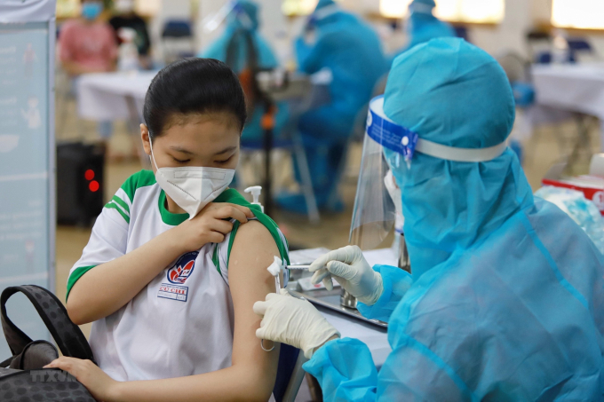 Học sinh lớp 12 trên địa bàn huyện Củ Chi tham gia tiêm chủng vacxin phòng Covid-19. Ảnh: Nguyễn Thủy.