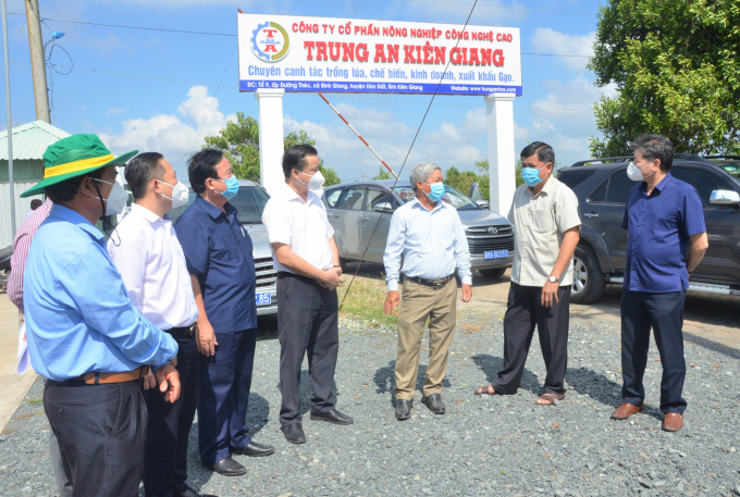 Deputy Minister Tran Thanh Nam (2nd from right) surveys a production area at Trung An Company, where a large material area could be developed. Photo: Trung Chanh.