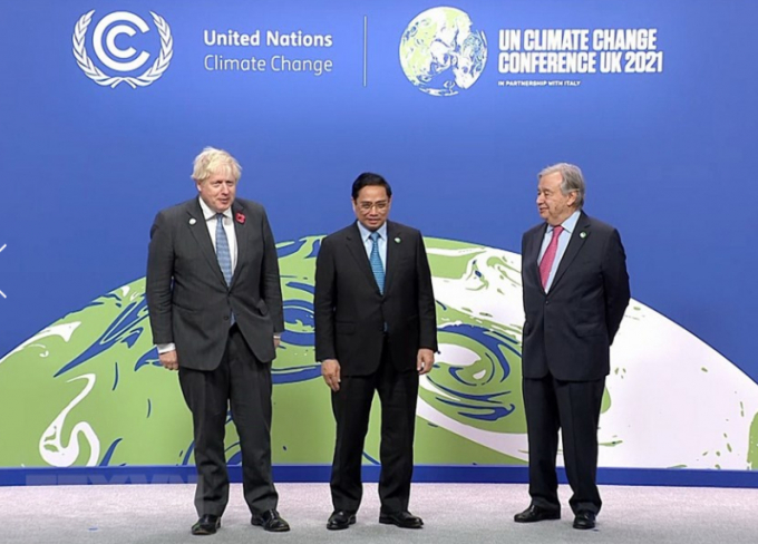 Prime Minister Pham Minh Chinh took a photo with United Nations Secretary-General Antonio Guterres (right) and British Prime Minister Boris Johnson. Photo: Vietnam+.