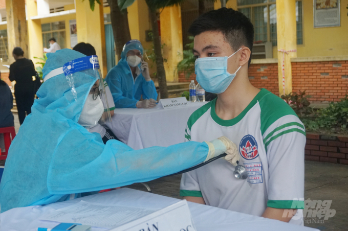 Khám sàng lọc cho học sinh trước khi tiêm chủng vacxin phòng Covid-19. Ảnh: Nguyễn Thủy.