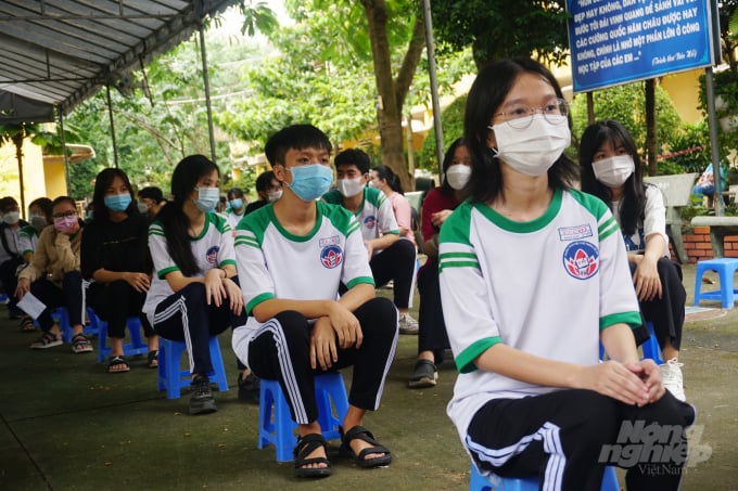 Học sinh huyện Củ Chi chờ đến lượt tiêm vacxin phòng Covid-19. Ảnh: Nguyễn Thủy.