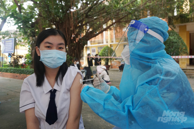 Học sinh lớp 12 trường THPT Củ Chi (huyện Củ Chi, TP.HCM) được tiêm chủng vacxin phòng Covid-19 đầu tiên trên cả nước vào ngày 27/10. Ảnh: Nguyễn Thủy.