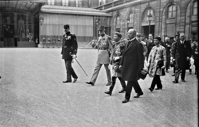 Vua Khải Định cùng quan chức Pháp tại sân điện Élysée. Ảnh: BNF.