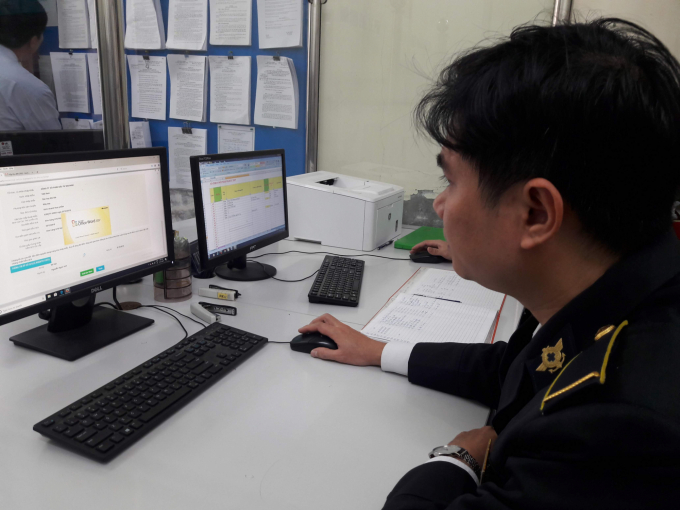 Officers of the Department of Animal Health (MARD) handle administrative procedures on the online system. Photo: Nguyen Huan.