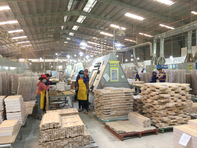 Hiện tại, ngành gỗ ở Bình Định còn rất nhiều đơn hàng, sản xuất từ nay đến cuối năm không hết việc. Ảnh: Vũ Đình Thung.