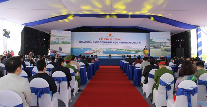 Khởi công Bến cảng tổng hợp Vạn Ninh còn thể hiện rõ quan điểm ưu tiên của tỉnh Quảng Ninh đối với việc thực hiện các đột phá chiến lược gắn với phát triển bền vững kinh tế biển. Ảnh: Nguyễn Thành
