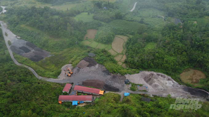 Khu vực theo quyết định cho thuê đất của UBND tỉnh Cao Bằng năm 2008 và Quyết định thu hồi đất của UBND huyện Trà Lĩnh năm 2009 làm xưởng sơ chế và bãi chứa quặng, thì nay thành bãi thải và điểm khai thác mỏ của Công ty mangan Cao Bằng. Ảnh: Toán Nguyễn.