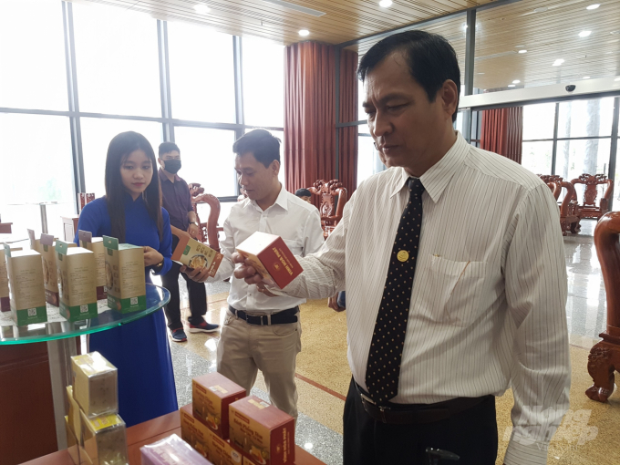 Cà Mau trưng bày các sản phẩm OCOP tại trụ sở UBND tỉnh. Ảnh: Quốc Việt.