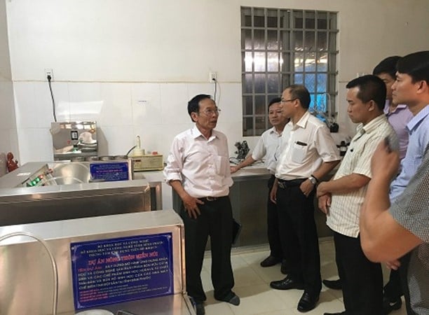Đoàn công tác Trung tâm ứng dụng tiến bộ KH-CN tỉnh Bình Phước kiểm tra năng lực sản xuất của đơn vị phối hợp sản xuất chế phẩm sinh học. Ảnh: Trần Trung.