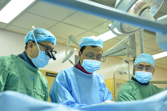 GS.TS.BS.Trương Quang Bình và ThS.BS Vũ Hoàng Vũ can thiệp tim mạch cho người bệnh. Ảnh: Bệnh viện cung cấp.