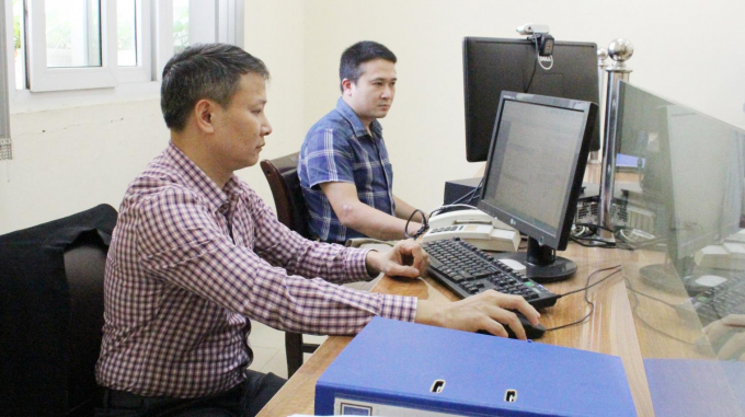 Officers of the Department of Livestock Production are processing documents through the National Single Window. Photo: Trung Quan.