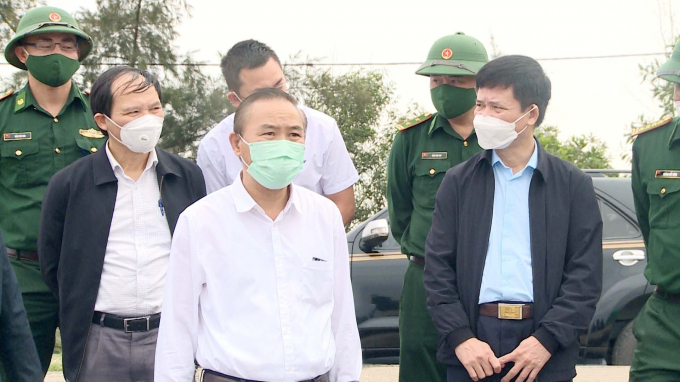 Deputy Minister of Agriculture and Rural Development Phung Duc Tien led a delegation to inspect the implementation of solutions to prevent illegal fishing in Ha Tinh. Photo: Vo Dung.