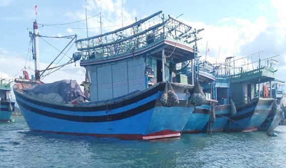 Đội tàu đánh bắt xa bờ xã Cảnh Dương (huyện Quảng Trạch) tham gia thực hiện thu gom rác thải, rác thải nhựa trên tàu cá xa bờ. Ảnh: A. Tuân.