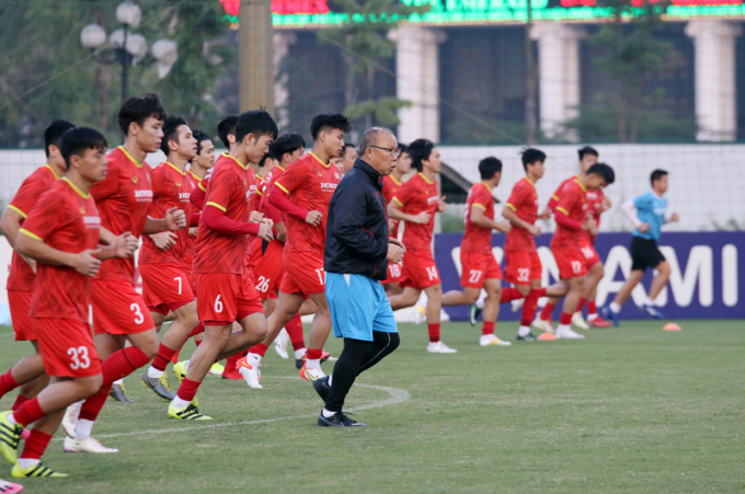 Ông Park yêu cầu học trò giữ vững tinh thần dù đã thua 5 trận liên tiếp. Ảnh: VFF.