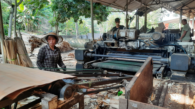 Nhờ phát triển rừng, nghề chế biến gỗ ở Động Quan cũng sôi động, giải quyết rất lớn việc làm lao động ở địa phương. Ảnh: Khắc Điêp.
