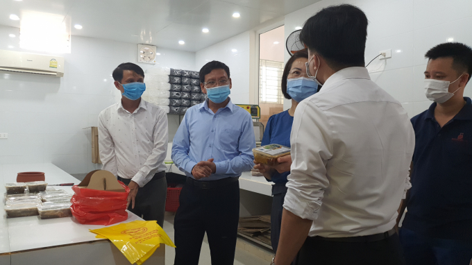 Ông Nguyễn Ngọc Tuất - Phó Giám đốc Sở NN-PTNT Hải Phòng cùng đại diện một số siêu thị đi khảo sát trực tiếp việc chế biến cá mòi ở huyện Kiến Thụy để kết nối giúp doanh nghiệp tiêu thụ sản phẩm trong đại dịch Covid-19. Ảnh: Đinh Mười.