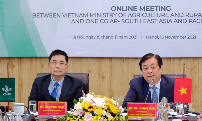 Bộ trưởng Lê Minh Hoan (bên phải) và TS. Cao Đức Phát - nguyên Phó trưởng Ban Kinh tế Trung ương tham dự Hội nghị trực tuyến với Tổ chức CGIAR ngày 15/11. Ảnh: Bảo Thắng.