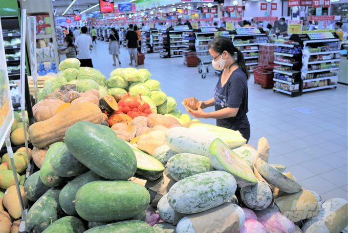 Hiện nay, một bộ phận người tiêu dùng Việt Nam chưa có niềm tin vào chất lượng và an toàn của thực phẩm. Ảnh: Phạm Hiếu.