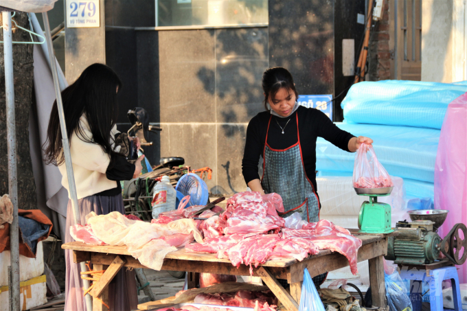 Người Việt Nam có thói quen chủ yếu tiêu thụ thực phẩm dưới dạng tươi sống ở hệ thống chợ truyền thống. Ảnh: Phạm Hiếu.