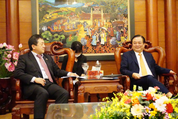 Bộ trưởng Bộ NN-PTNT Lê Minh Hoan (bên phải) tiếp và làm việc với Trưởng đại diện Văn phòng JICA (Cơ quan Hợp tác Quốc tế Nhật Bản) tại Việt Nam Shimizu Akira ngày 17/11. Ảnh: Linh Linh.