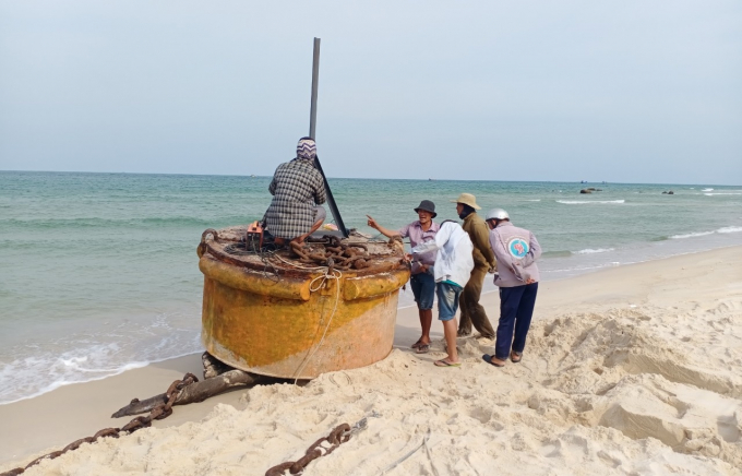 Để ngăn chặn tàu giã cào xâm phạm vùng bảo vệ sò lông, ngư dân Thuận Quý làm các điểm chà bằng bê tông, sọt sắt để đánh dấu. Ảnh: KS.