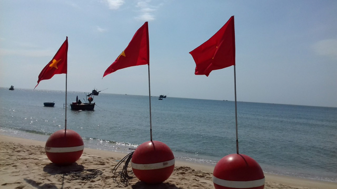 Fishermen in Thuan Quy Commune (Ham Thuan Nam District, Binh Thuan Province) mark the sea surface by dropping concrete and iron crates..., to prevent boats from entering illegal fishing areas at the same time attract seafood species to live in. Photo: KS.