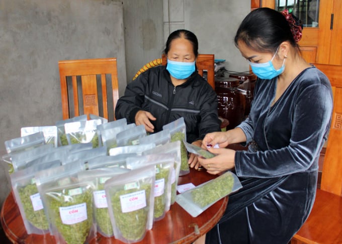 Hợp tác xã Nông nghiệp nếp vải Ôn Lương đang gián tem, nhãn truy xuất nguồn gốc vào bao bì sản phẩm cốm nếp vải Ôn Lương trước khi bán ra thị trường. Ảnh: Phan Trang.