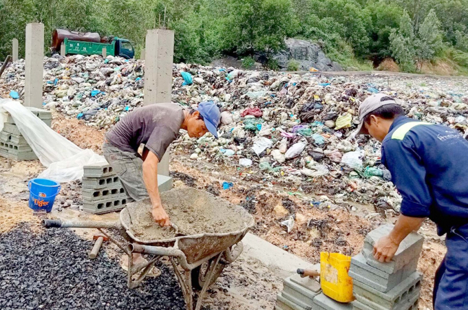 Chính quyền đang nỗ lực khắc phục sự cố môi trường tại bãi rác công cộng của thị xã ở phường Hòa Xuân Tây.