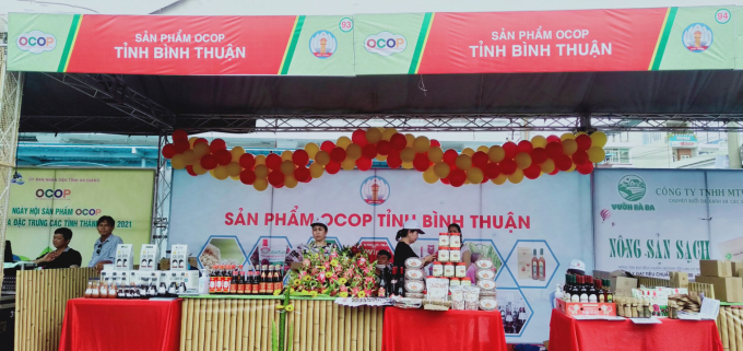 Sản phẩm OCOP Bình Thuận tham gia hội chợ ở Kiên Giang. Ảnh: A.Trang.