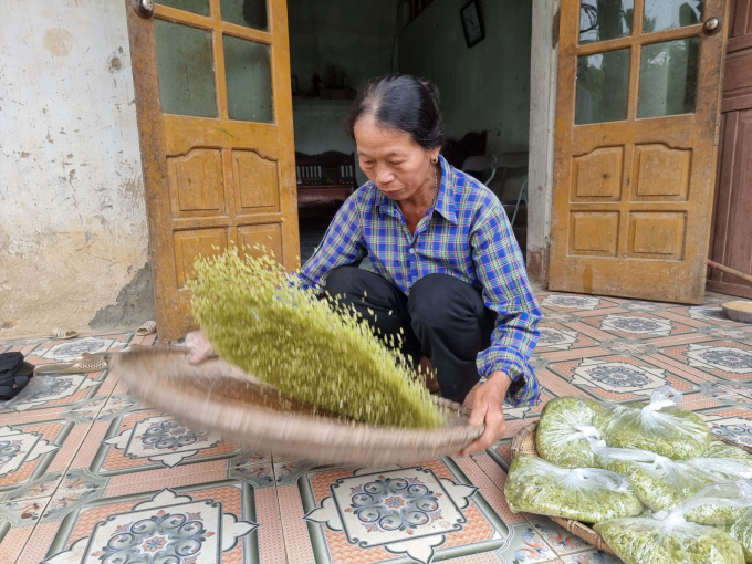 Gia đình ông Phan Thế Lung ở xóm Đồng Rum, xã Ôn Lương mỗi ngày làm 25 kg cốm. Ảnh: Toán Nguyễn.
