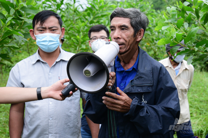 Ông Nguyễn Phước chia sẻ về kết quả ban đầu sau khi tham gia vào dự án thâm canh rừng gỗ lớn của TTKNQG. Ảnh: Tùng Đinh.