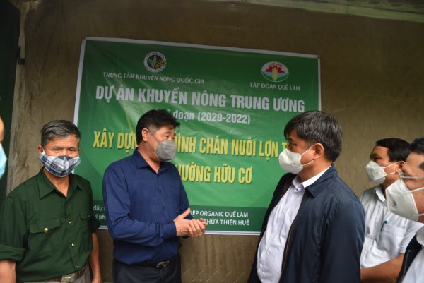 Deputy Minister of the MARD Tran Thanh Nam (right) is discussing with Le Quoc Thanh, Director of the National Agricultural Extension Center at a circular farm in Phong Dien district (Thua Thien -Hue). Photo: Hoang Anh.
