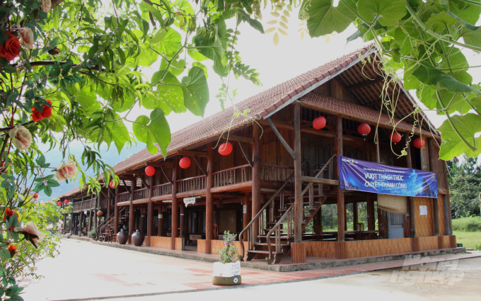 Nhà sàn Khu du lịch sinh thái - nghỉ dưỡng Kolia đủ phục vụ nhu cầu ăn nghỉ của khoảng 200 khách. Ảnh: Công Hải.