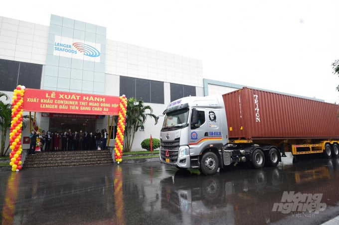 The first batch of 200,000 cans of clam meat from Vietnam was exported to Europe. Photo: Tung Dinh.