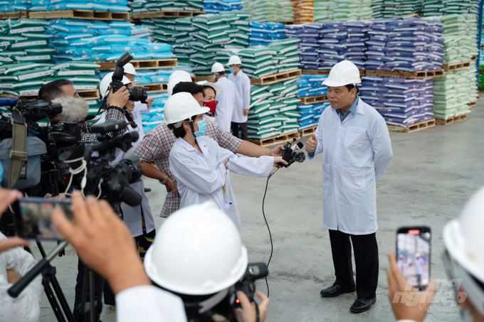 Nguyên Bộ trưởng Bộ NN-PTNT Nguyễn Xuân Cường thăm quy trình sản xuất thức ăn thủy sản tại Công ty TNHH Thức ăn thủy sản GrowMax. Ảnh: GM.