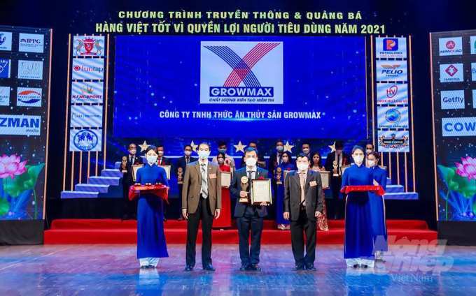 Ông Lê Trần Bá Thông, Phó Tổng giám đốc phụ trách sản xuất của GrowMax (ở giữa) nhận Bằng khen và Chứng nhận 'Top 10 Thương hiệu Vàng Việt Nam 2021'. Ảnh: GM.