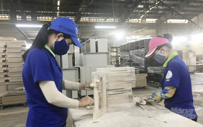 Sản xuất đồ gỗ xuất khẩu ở Công ty Cổ phần Chế biến gỗ Thuận An (Bình Dương). Ảnh: Sơn Trang.