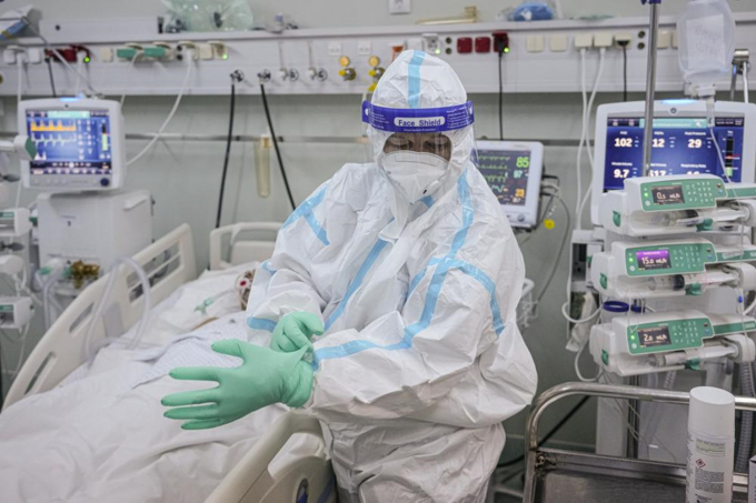 Nhân viên y tế chăm sóc bệnh nhân Covid-19 trong phòng điều trị tích cực (ICU) tại một bệnh viện ở thủ đô Bucharest, Romania, hồi tháng 9. Ảnh: AP.