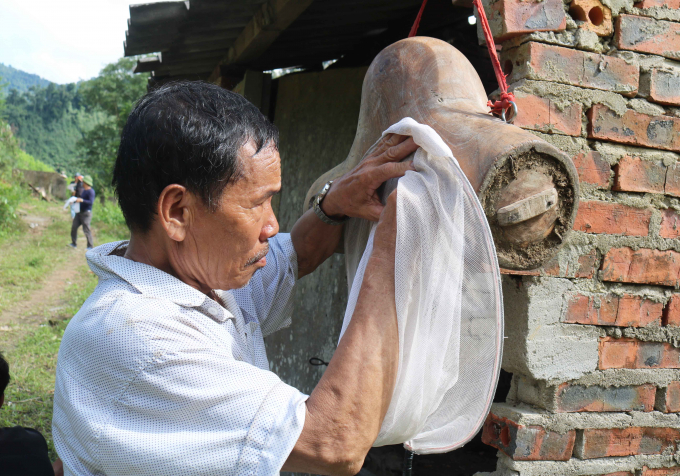 Ai cũng cố gắng bắt được 'ong thăm' để bỏ vào ống của mình. Ảnh: Huy Thư.