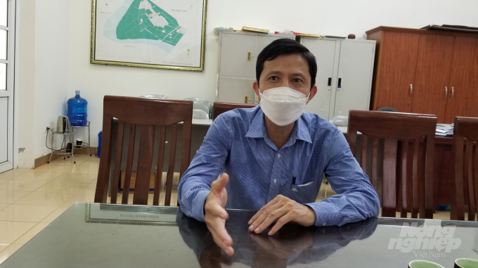 Anh Nguyễn Văn Minh, Giám đốc HTX: 'Ba thành viên Hội đồng quản trị chúng tôi phải đem sổ đỏ của nhà ra thế chấp vay vốn cho HTX hoạt động'. Ảnh: NNVN.