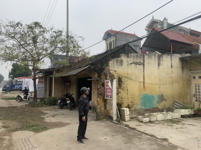 Căn nhà của ông Tuấn được xây từ năm 1977, dù cùng một dãy nhưng nhà hàng xóm được đền bù đầy đủ nên đã tiến hành giải tỏa nhưng gia đình ông thì không được đền bù thỏa đáng. 
