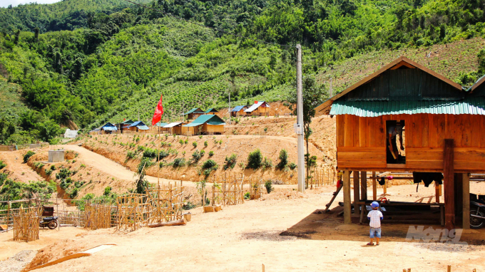 Diện mạo vùng nông thôn miền núi Quảng Trị có khởi sắc nhưng vẫn còn nhiều khó khăn. Ảnh: CĐ.