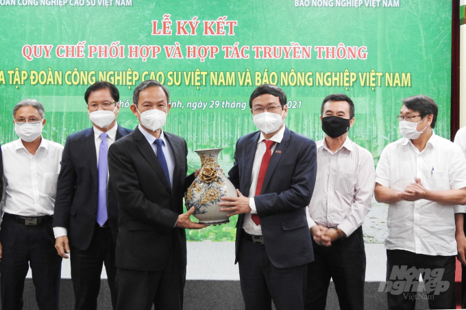 Lãnh đạo Báo Nông nghiệp Việt Nam tặng quà lưu niệm cho VRG. Ảnh: Thanh Sơn.