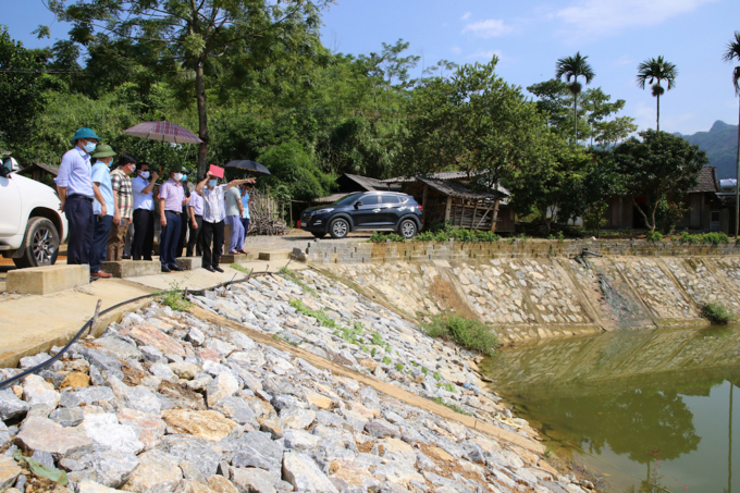 Cơ quan chuyên môn kiểm tra hồ Phong Niên, xã Phong Niên (huyện Bảo Thắng, Lào Cai). Ảnh: T.L