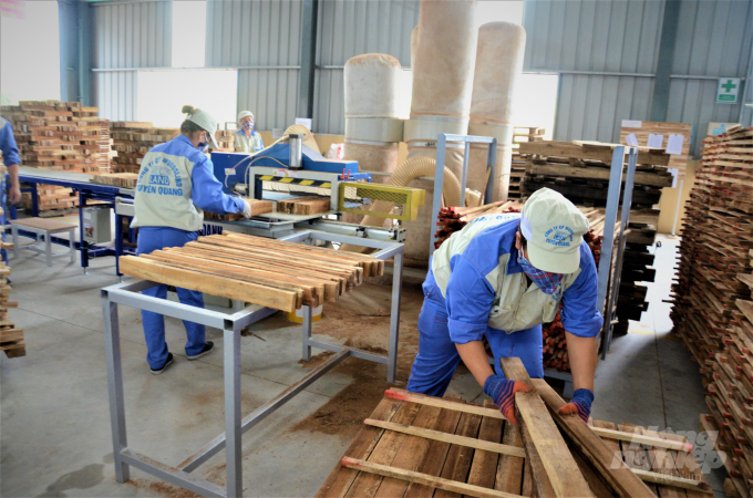 Dù gặp nhiều khó khăn, nhưng nhiều doanh nghiệp, nhà máy vẫn đạt được những đơn hàng triệu đô từ xuất khẩu gỗ và các sản phẩm từ gỗ. Ảnh: Đồng Thưởng.