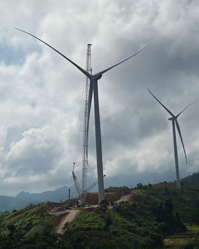 Trụ điện gió của Công ty TNHH MTV đầu tư năng lượng Hoàng Hải Quảng Trị xây dựng trên đất ông Phạm Ngọc Vinh. Ảnh: Kiên Đồng.