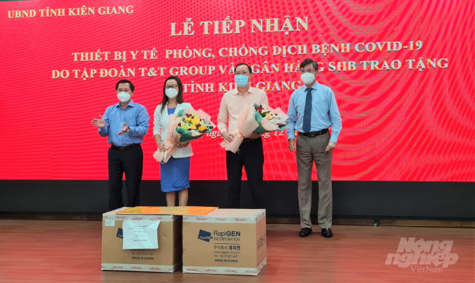 Từ khi dịch bùng phát, đây là lần thứ 3 Tập đoàn T&T Group và Ngân hàng SHB hỗ trợ cho tỉnh Kiên Giang thiết bị y tế để phòng chống dịch bệnh. Ảnh: Trung Chánh.