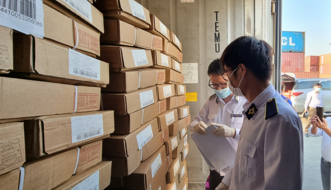Officers of Sub-Department of Animal Health Region II take samples for testing. Photo Photo: Nam Khanh.